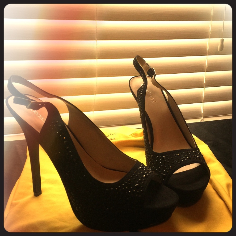 Beautiful size 11 peep toe shoes